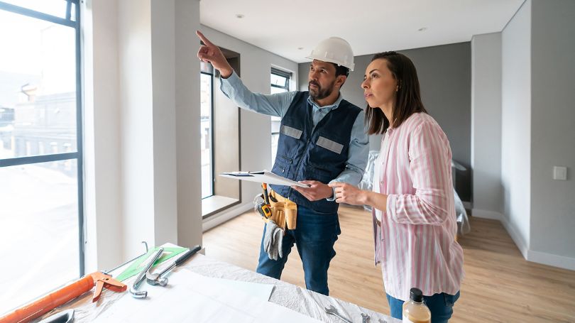 blog-img--woman-talking-to-contractor-in-room-under-construction.$blog_image_desktop$